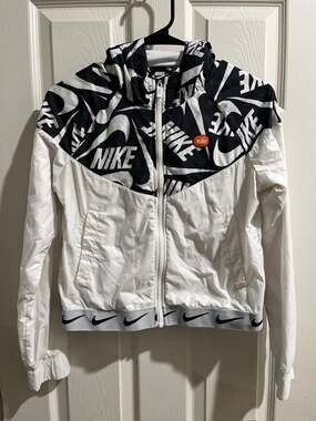 Nike Girls Sportswear Windrunner JDIY Full-Zip Hooded Jacket Black and White